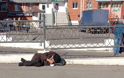 В центре Чебоксар горожане нашли лежащего мужчину: на помощь приехала бригада скорой помощи