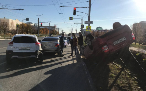 На Президентском бульваре столкнулись три автомобиля: один перевернулся на крышу
