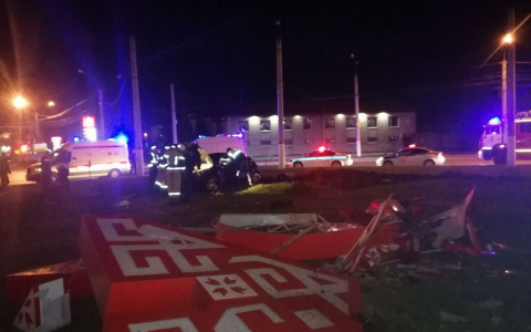 В Чебоксарах иномарка залетела на кольцо и разнесла стелу с чувашской символикой