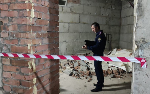 В Чебоксарах следователи нагрянули в бывший клуб, где строителя придавило стеной