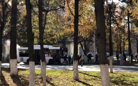 В Чебоксарах люди выбегают из дымящегося автобуса № 35