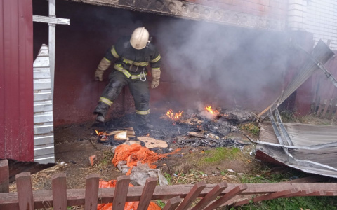 В Цивильске под балконом пятиэтажки начался пожар