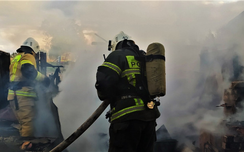 В Урмарском районе огонь уничтожил почти все хозяйские постройки: дом, теплица, гараж