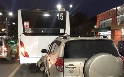 В Чебоксарах пьяный водитель устроил ДТП с пассажирским автобусом: в салоне было 15 человек