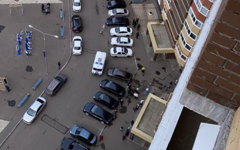 В Чебоксарах под окнами высотного дома нашли тело девочки-подростка