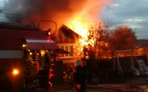 В Шумерле сгорел частный дом: к приезду пожарных все полыхало, и взрывались баллоны