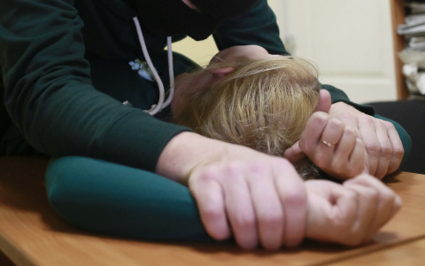 Чебоксарку изнасиловал бывший любовник, а потом угрожал сбросить ее с балкона