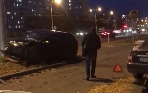 В Чебоксарах в аварию попали три легковушки: одну из них выбросило на газон