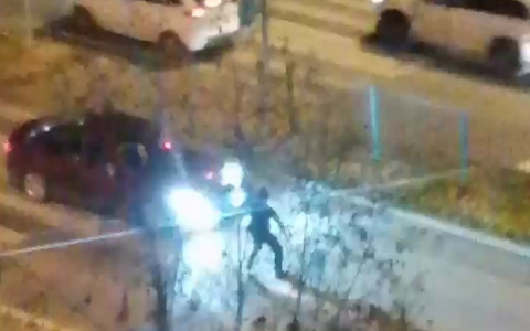 Пьяный парень на оживленной дороге кидался под машины