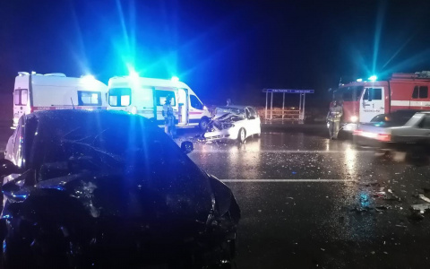 Лобовая авария в Чебоксарах: одного водителя зажало в машине