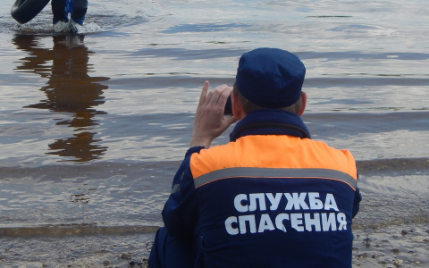 Семья с ребенком застряла на острове, катер со спасателями не мог пристать к берегу из-за отмели