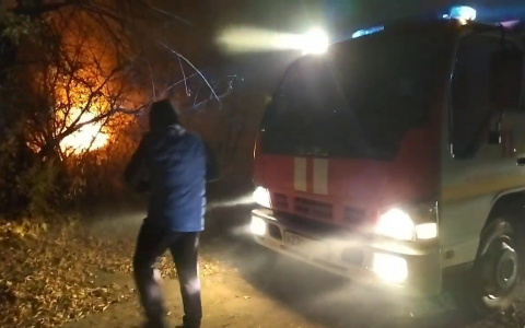 В Новочебоксарске тушат пожар в дачном поселке: хозяин уснул и забыл про печь