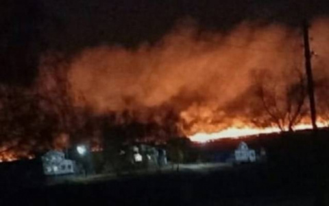 В Аликовском районе горит поле: "Огонь подступает к деревне"