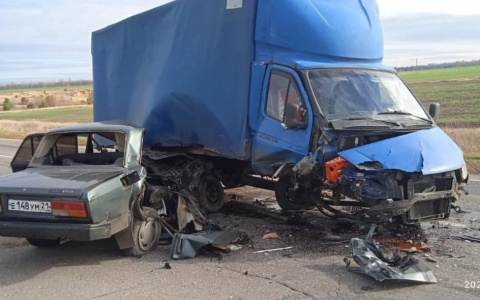 В Чувашии легковушка влетела под грузовик: пострадал водитель