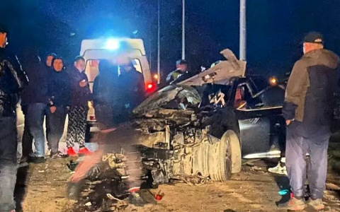 В Чувашии водитель Toyota без прав влетел в столб и чудом выжил