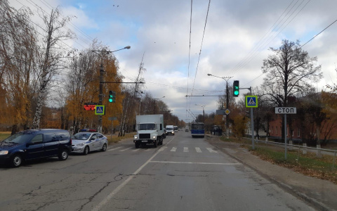 В Чебоксарах женщина едва вышла из маршрутки, как угодила под колеса легковушки