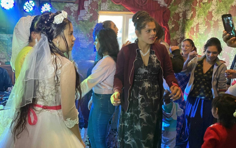 Как играют цыганские свадьбы в Чебоксарах: во сколько выходят замуж, что принято дарить и почему не ходят в ЗАГС