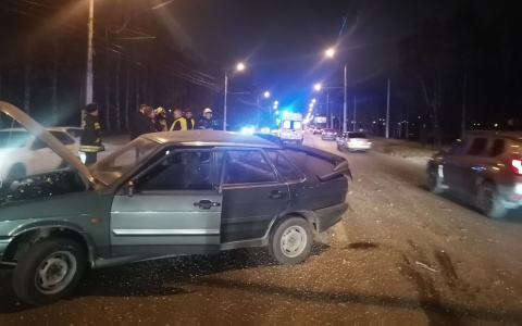 В Чебоксарах иномарка сбила водителей, которые попали в ДТП