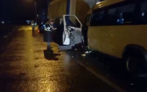 Смертельное ДТП с жителями Чувашии: на М7 микроавтобус влетел в грузовик