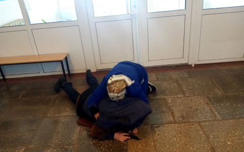 Вахтерша скрутила и обезвредила человека с автоматом: так прошли учения в чувашской школе