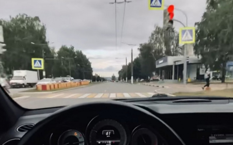 Новочебоксарский водитель "Мерседеса" гоняет по городу на красный и хвалится в сети: "В своем родном городе правила на тебя не распространяются"