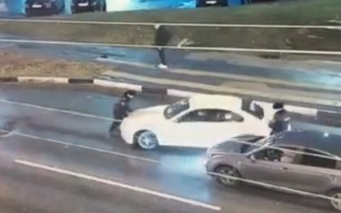 Водитель BMW устроил в центре Чебоксар стриптиз под матные песни и едва не задавил полицейского