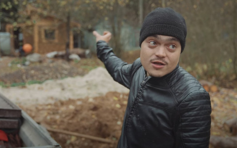 Отшельник из Чувашии терпит нападение воров, но его спасают собаки