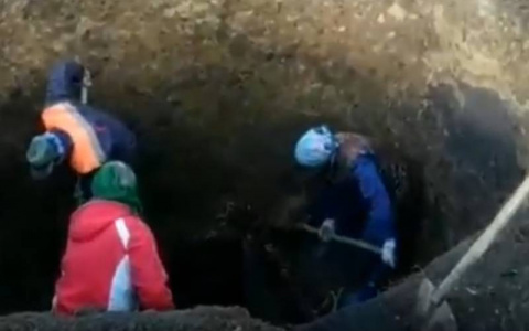 Жители Моргаушского района устали жить без воды: пенсионерки взялись за лопаты