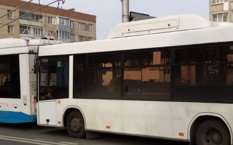 Автобус въехал в троллейбус в Чебоксарах: пострадала 18-летняя девушка