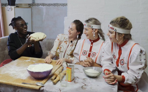 Африканец из Конго приехал в чувашскую деревню, чтобы поесть национальных блюд и научиться танцевать