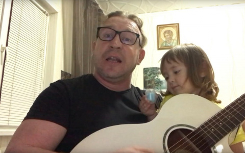 Типшем Сашук сочинил песню о коронавирусных выходных: "Шабашники приезжают из Москвы - даже в биотуалет требуют QR-коды"