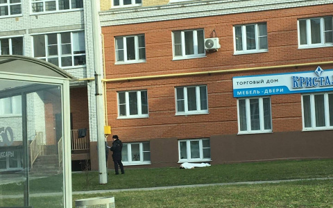 В Новом Городе под окнами многоэтажки нашли тело 32-летнего мужчины
