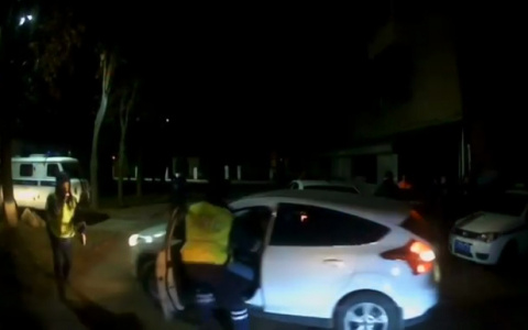 У пьяного водителя, который прокатил запрыгнувшего к нему в салон полицейского, забрали машину на спецстоянку