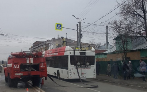 В Чебоксарах загорелся троллейбус: "Тушили сверху, видать, замкнуло"