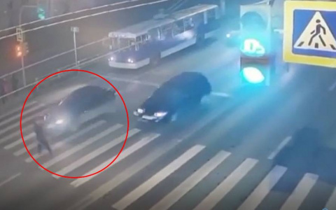 В Чебоксарах легковушка сбила пешехода, перебегавшего дорогу на красный свет