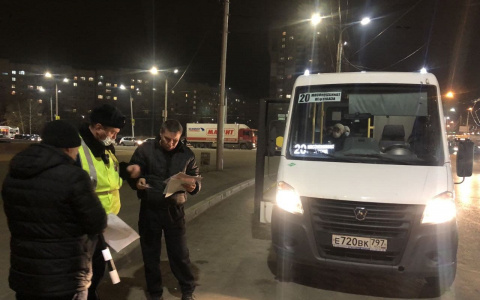В Чебоксарах два маршрутчика нарушили антиковидные правила