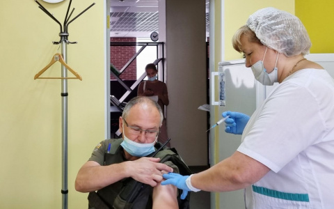 Власти продлили розыгрыш 100 000 рублей за вакцинацию от COVID-19
