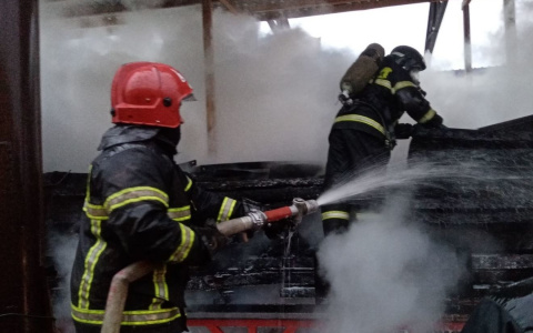 Спасатели вывели из горящего 5-этажного дома детей и взрослых: есть пострадавший