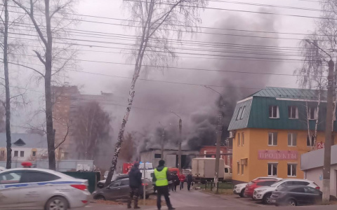 В Чебоксарах горит цех по производству окон