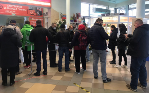 В Чебоксарах после введения QR-кодов на входе в торговые центры выстраиваются очереди