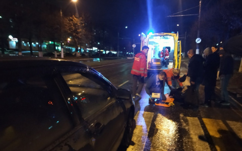 В Новочебоксарске водитель иномарки сбил двух человек: у пешеходов серьезные травмы