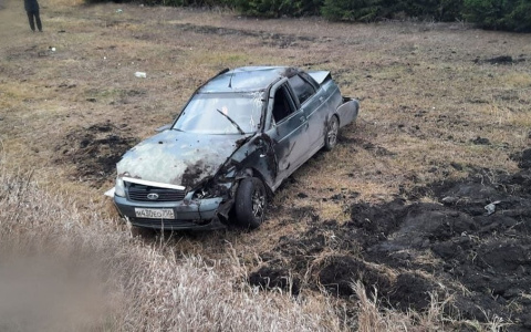 В Чувашии "Приора" на летней резине вылетела с дороги: водитель погиб