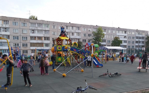 Спустя всего год на новой детской площадке в Чебоксарах подожгли горку