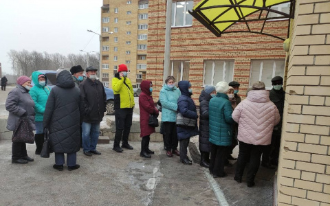 В Чебоксарах привитые пенсионеры ломятся в МФЦ с самого утра: “Люди стоят, как сельди в бочке”
