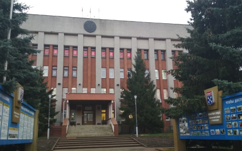 Некоторым людям разрешили входить в административные здания без QR-кодов