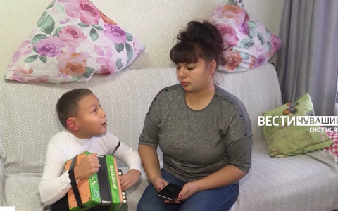 Мальчик с ДЦП играет на гармошке и поет чувашские песни: "Иногда мама плачет от радости"