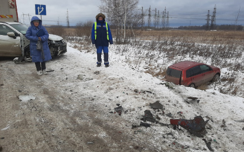 В Новочебоксарске автоледи на "Митсубиси" отправила одну машину в кювет и подбила фуру