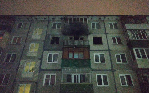 Ночью в Чебоксарах вспыхнула двухкомнатная квартира: в пожаре пострадала женщина
