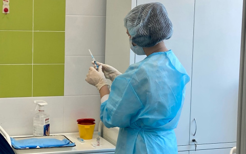 В Минздраве предложили доплачивать медикам по 200 рублей за каждого вакцинированного