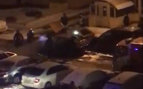 В Чебоксарах вспыхнула иномарка: огонь перекинулся на соседнюю машину